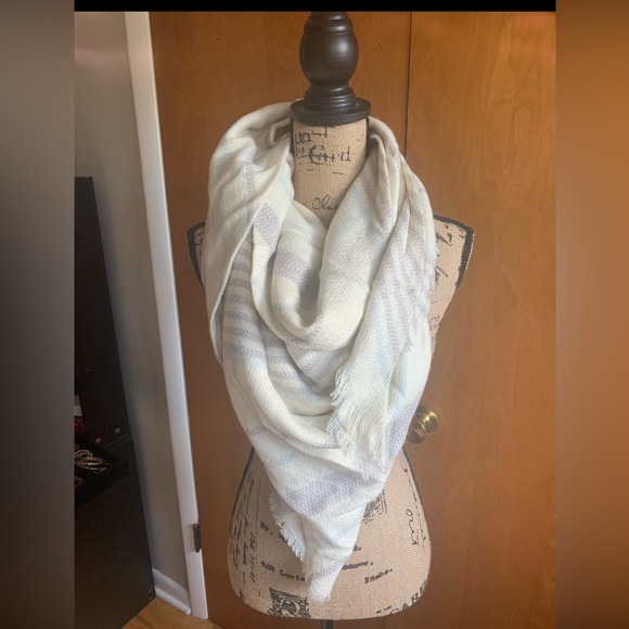 EUC Lot of 6 Cozy Knit Infinity Scarf - Picture 5 of 8